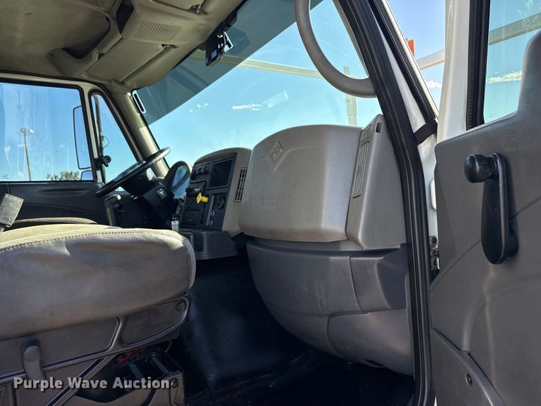 image for item EG2149 2010 International 7600 crane truck