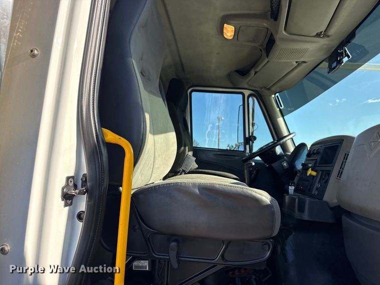 image for item EG2149 2010 International 7600 crane truck