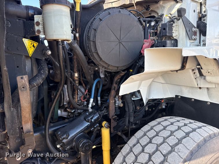 image for item EG2149 2010 International 7600 crane truck