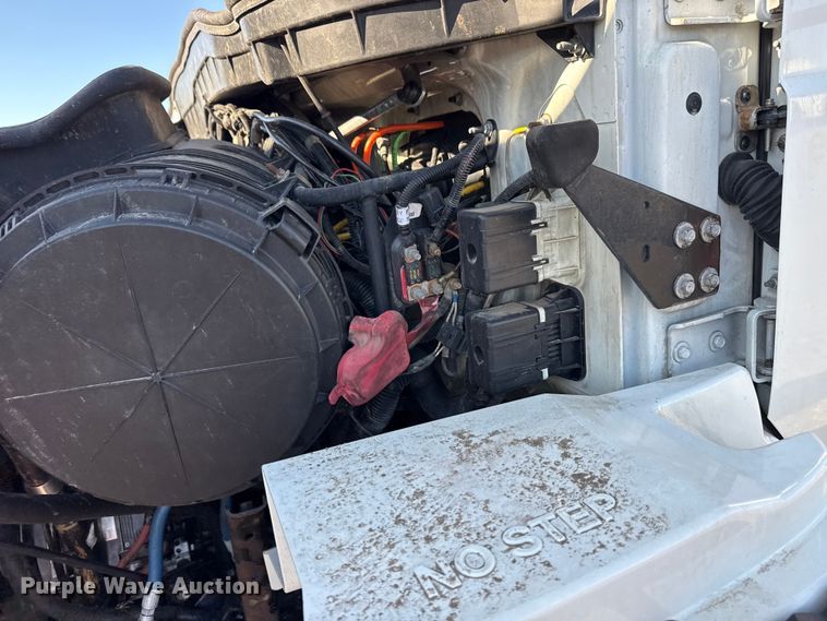 image for item EG2149 2010 International 7600 crane truck