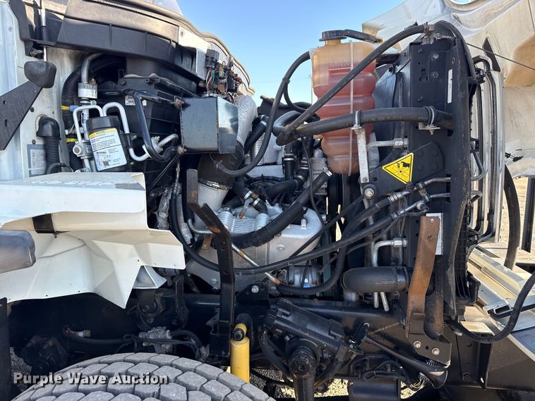 image for item EG2149 2010 International 7600 crane truck