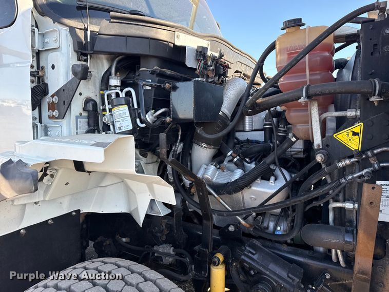 image for item EG2149 2010 International 7600 crane truck