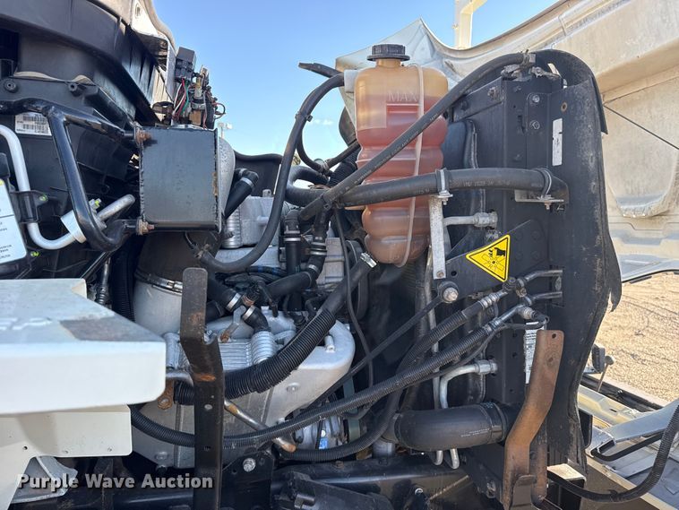 image for item EG2149 2010 International 7600 crane truck