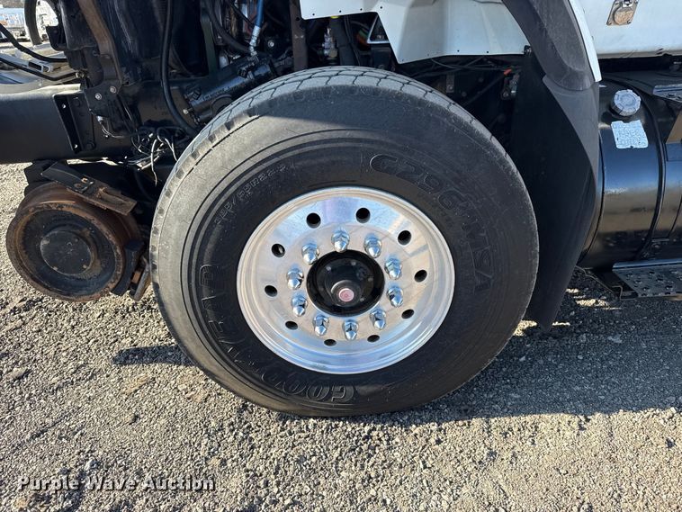 image for item EG2149 2010 International 7600 crane truck