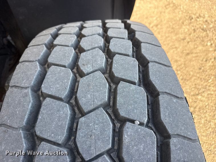 image for item EG2149 2010 International 7600 crane truck