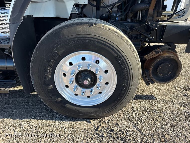 image for item EG2149 2010 International 7600 crane truck