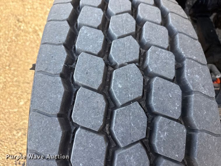 image for item EG2149 2010 International 7600 crane truck