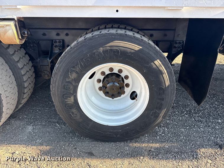 image for item EG2149 2010 International 7600 crane truck