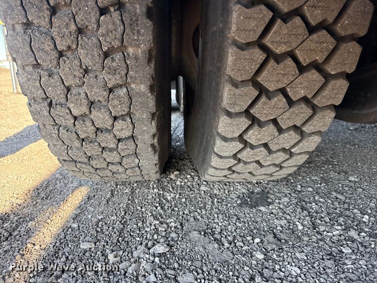 image for item EG2149 2010 International 7600 crane truck