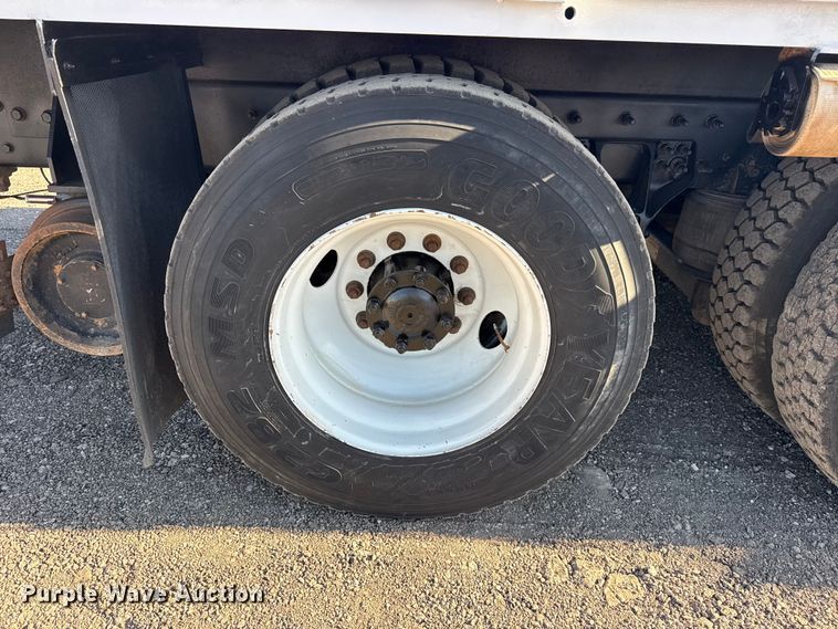 image for item EG2149 2010 International 7600 crane truck