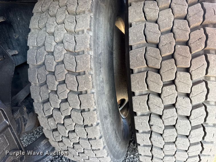 image for item EG2149 2010 International 7600 crane truck