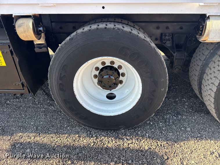 image for item EG2149 2010 International 7600 crane truck