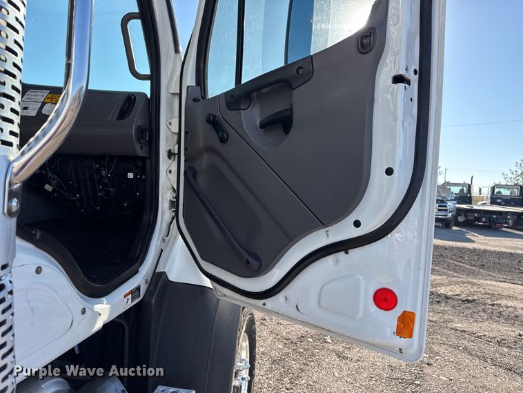 image for item EG2150 2014 Freightliner 114SD crane truck