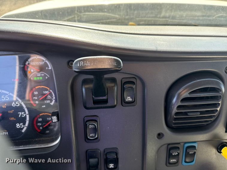 image for item EG2152 2016 Freightliner 114SD crane truck