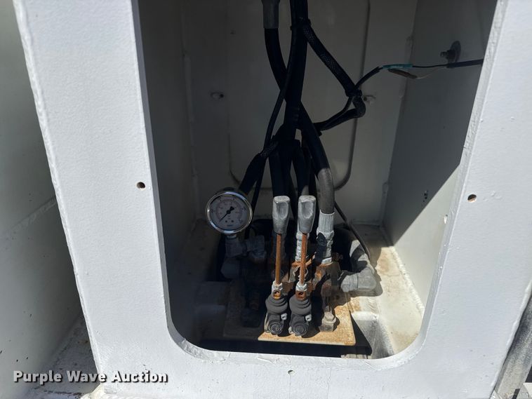 image for item EG2154 2014 Freightliner 108SD utility / service truck