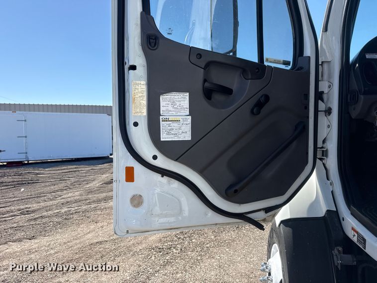 image for item EG2154 2014 Freightliner 108SD utility / service truck