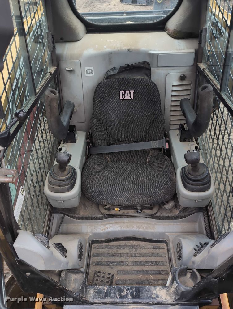 image for item EG2726 2013 Caterpillar 262C2 skid steer loader