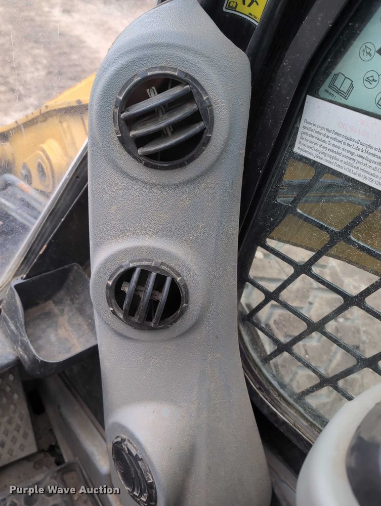 image for item EG2726 2013 Caterpillar 262C2 skid steer loader