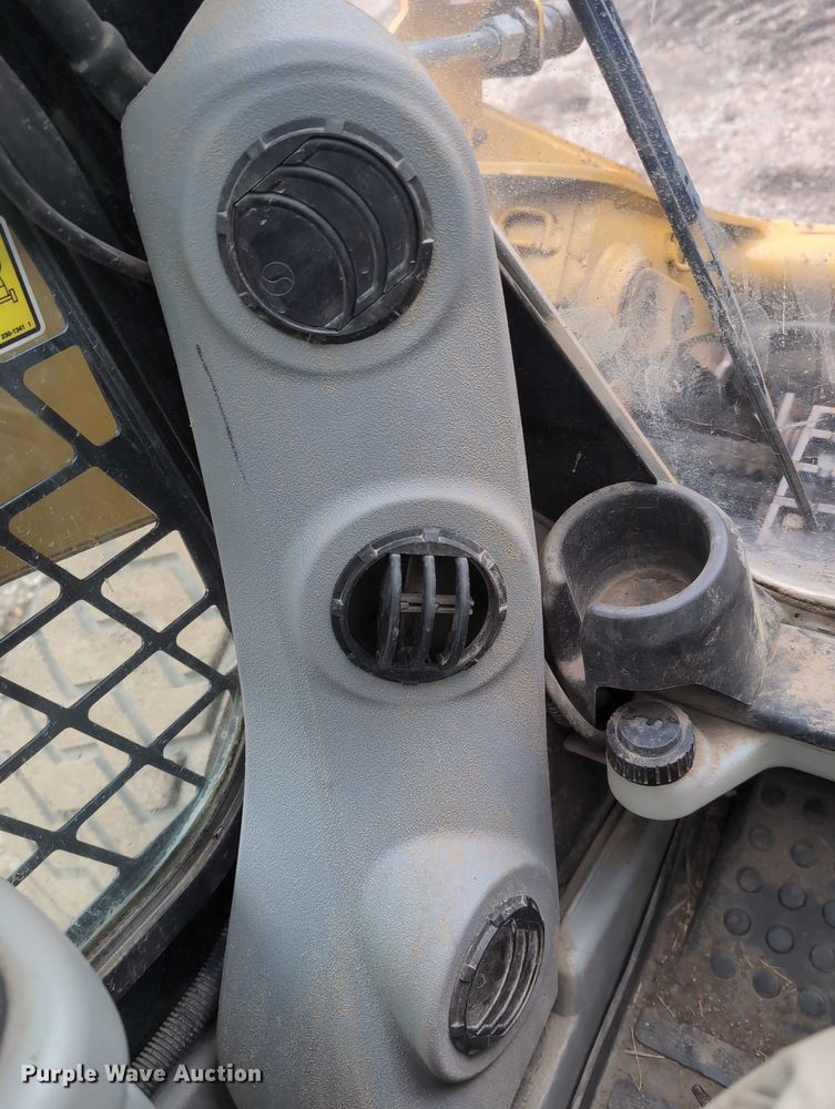 image for item EG2726 2013 Caterpillar 262C2 skid steer loader