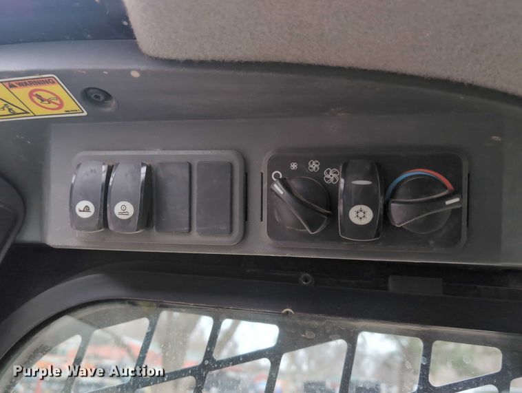 image for item EG2726 2013 Caterpillar 262C2 skid steer loader