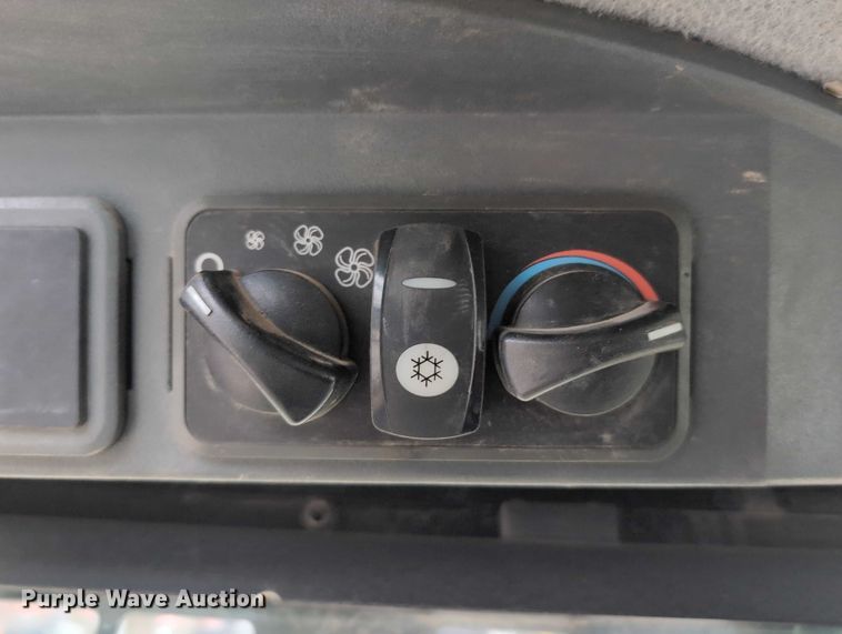 image for item EG2726 2013 Caterpillar 262C2 skid steer loader