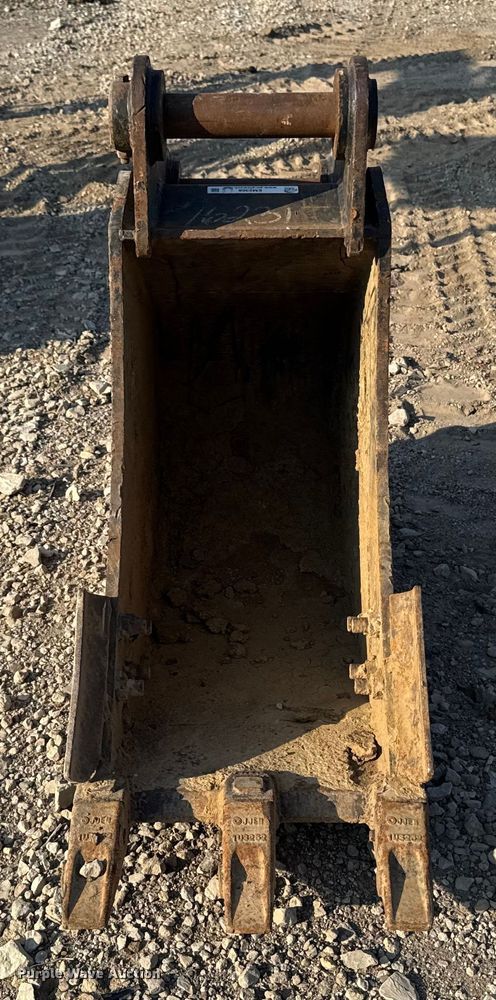 image for item EM2368 Diesel excavator bucket