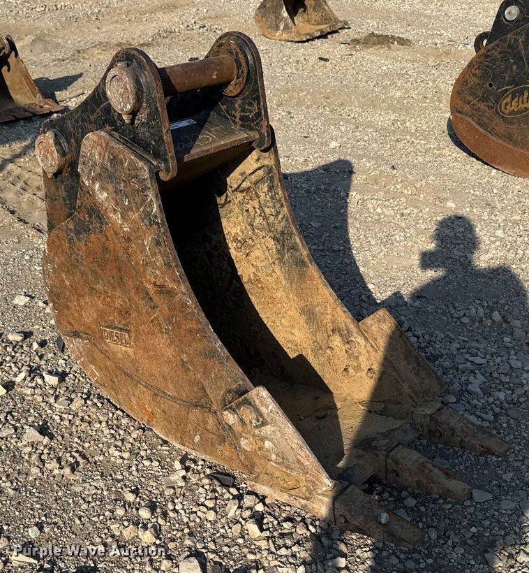 image for item EM2368 Diesel excavator bucket