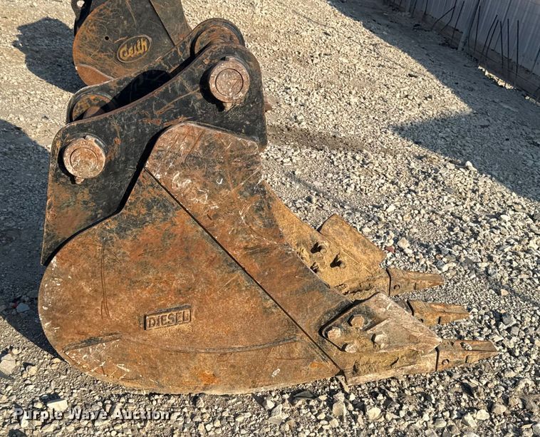 image for item EM2368 Diesel excavator bucket