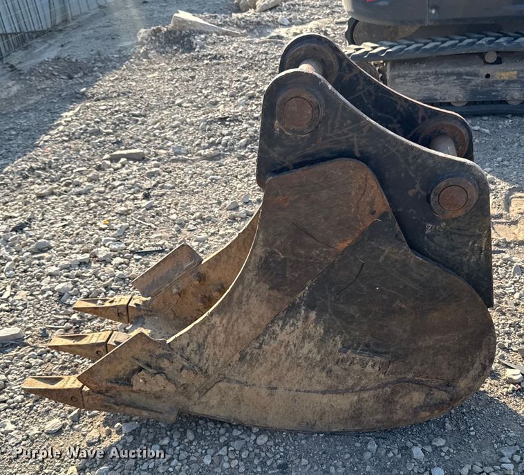 image for item EM2368 Diesel excavator bucket