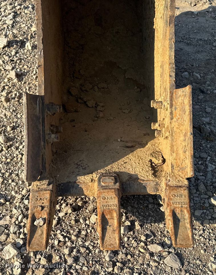 image for item EM2368 Diesel excavator bucket