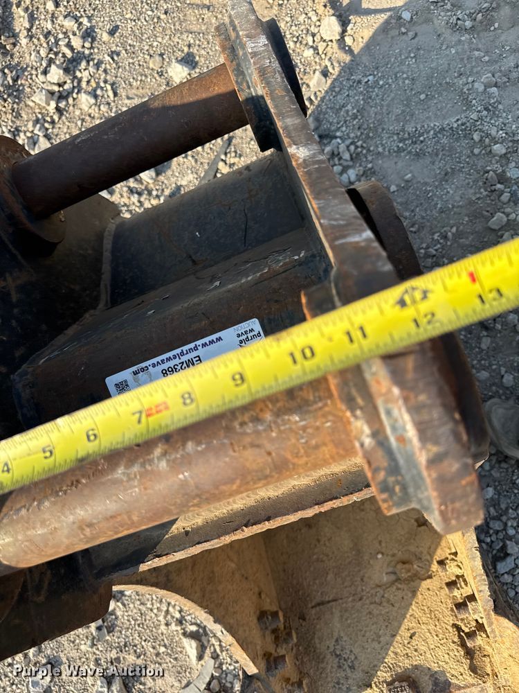 image for item EM2368 Diesel excavator bucket