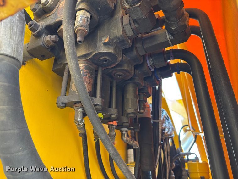 image for item EM5052 2005 Grove RT600E crane