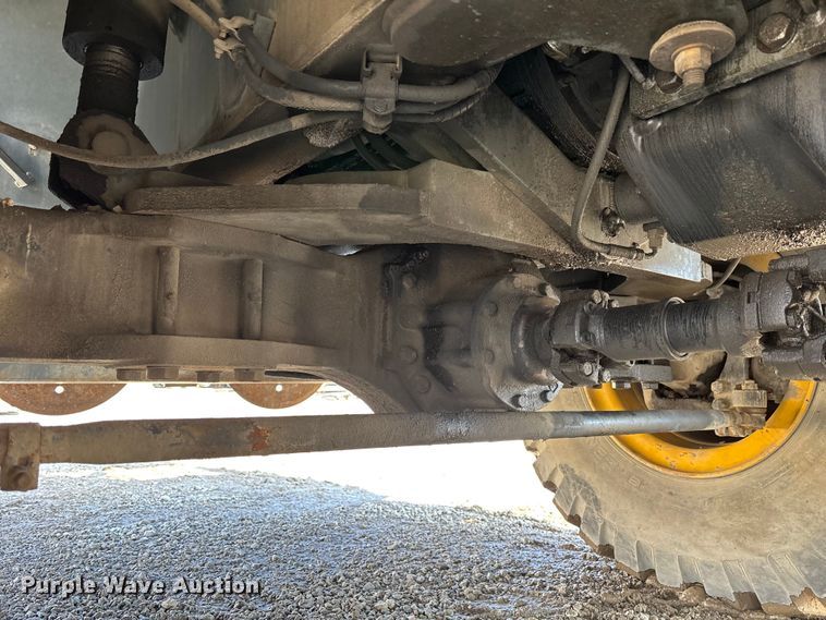 image for item EM5052 2005 Grove RT600E crane