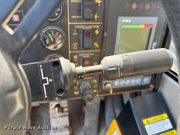 image for item EM5052 2005 Grove RT600E crane