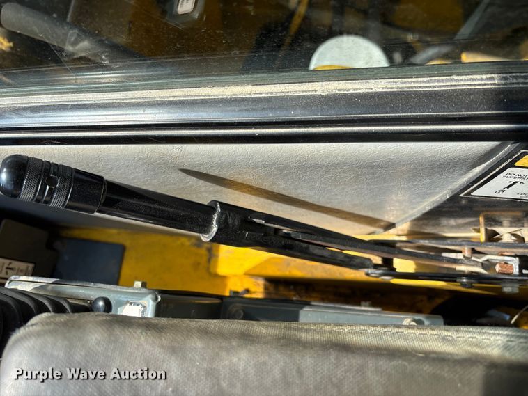 image for item EM5052 2005 Grove RT600E crane