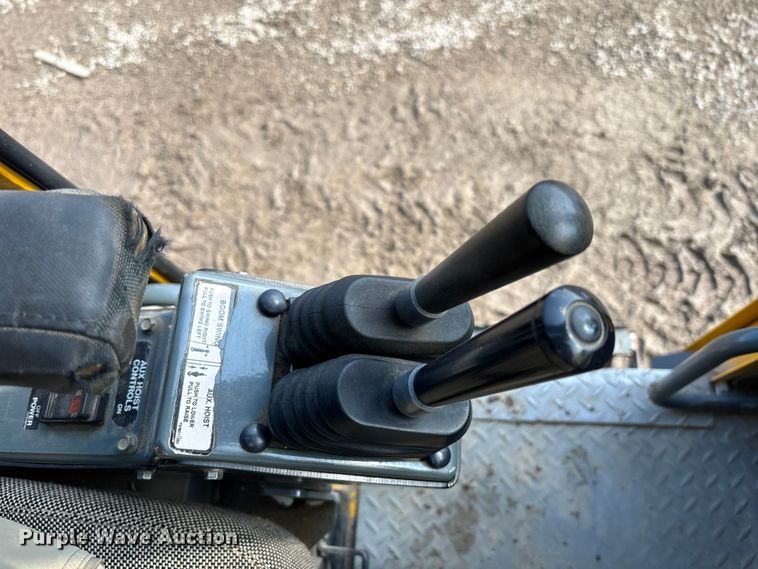 image for item EM5052 2005 Grove RT600E crane