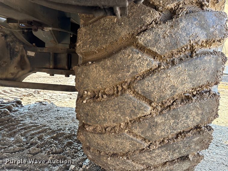 image for item EM5052 2005 Grove RT600E crane