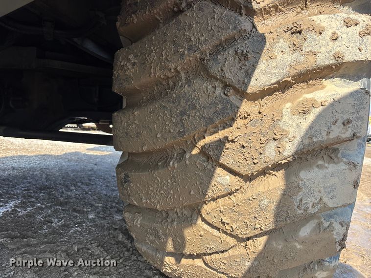 image for item EM5052 2005 Grove RT600E crane