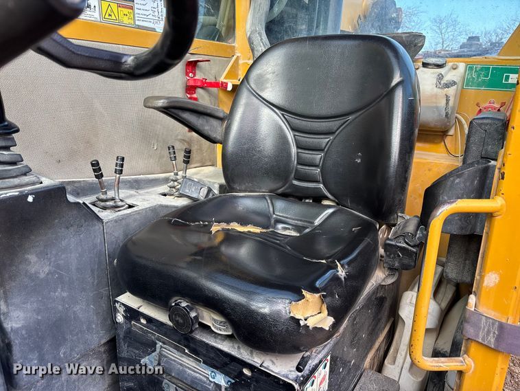 image for item EM5053 2010 Caterpillar TL1055 telehandler