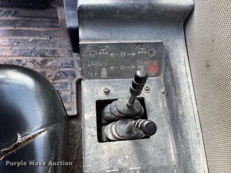 image for item EM5053 2010 Caterpillar TL1055 telehandler