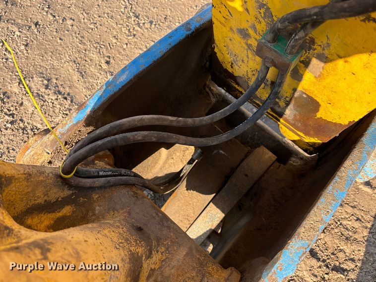 image for item EM5056 2011 Komatsu PC200LC-8 excavator