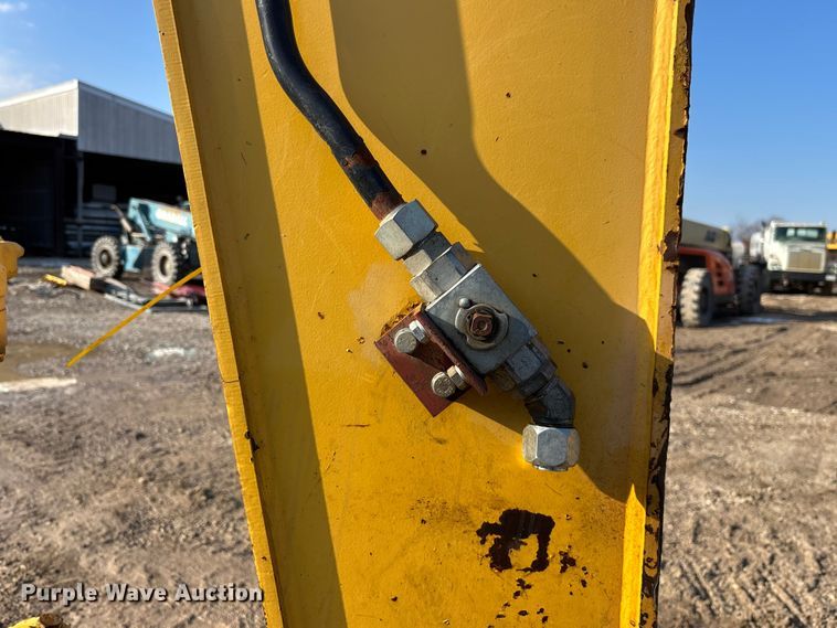 image for item EM5056 2011 Komatsu PC200LC-8 excavator