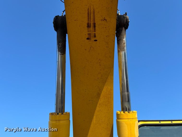 image for item EM5056 2011 Komatsu PC200LC-8 excavator