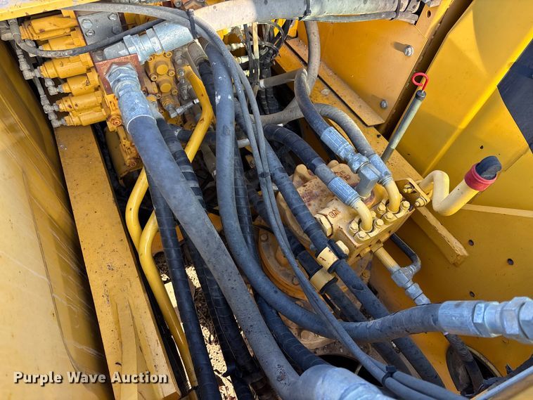 image for item EM5056 2011 Komatsu PC200LC-8 excavator
