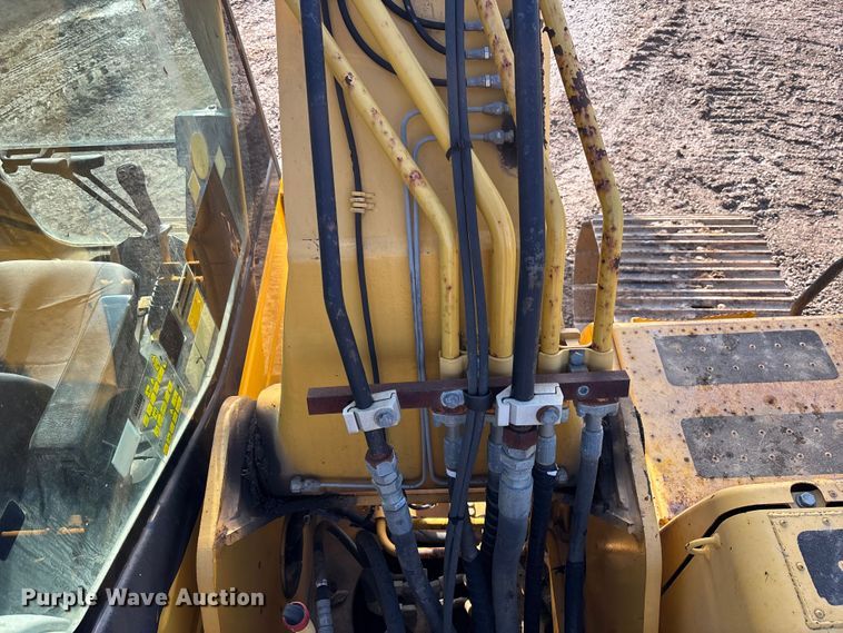 image for item EM5056 2011 Komatsu PC200LC-8 excavator