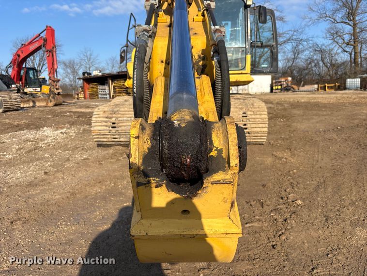 image for item EM5056 2011 Komatsu PC200LC-8 excavator