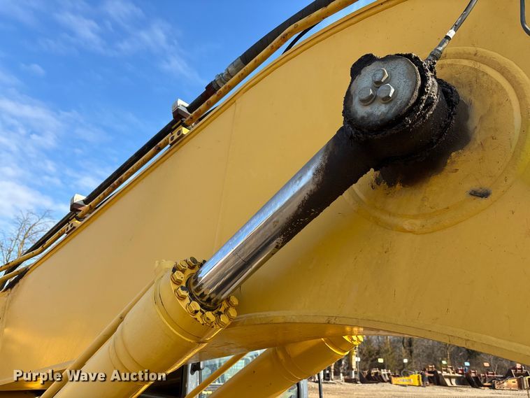 image for item EM5056 2011 Komatsu PC200LC-8 excavator