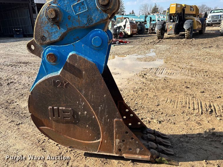 image for item EM5056 2011 Komatsu PC200LC-8 excavator
