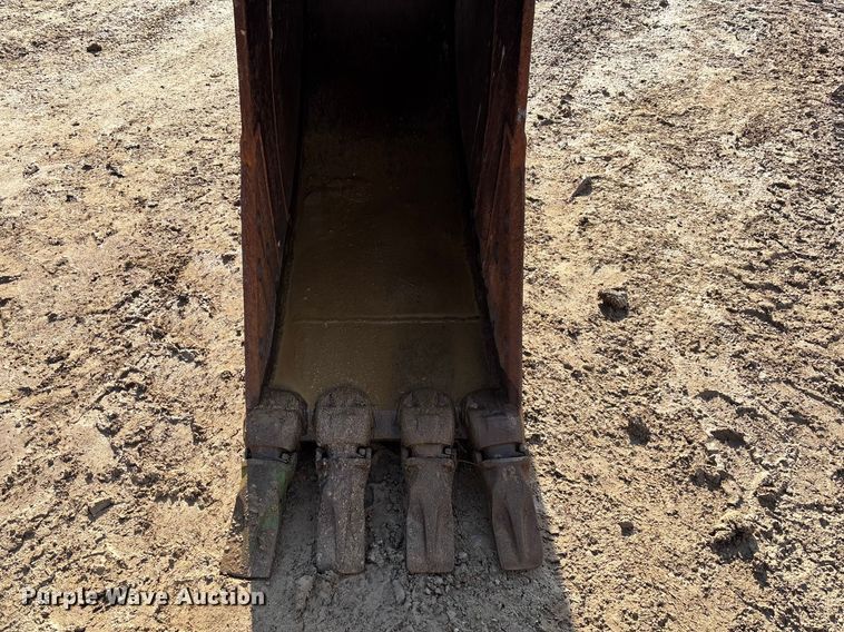 image for item EM5056 2011 Komatsu PC200LC-8 excavator