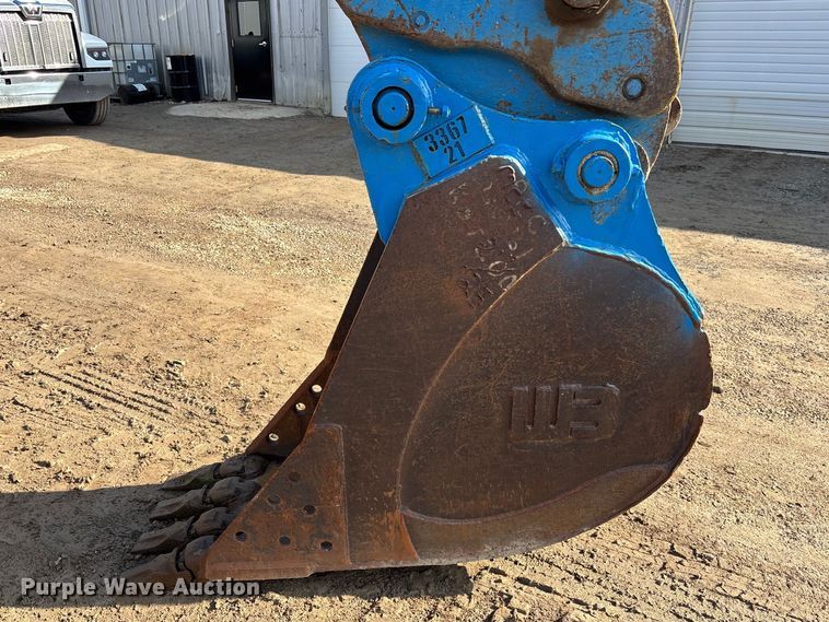 image for item EM5056 2011 Komatsu PC200LC-8 excavator